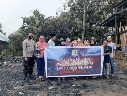 Wujud Peduli Kapolsek Tompobulu Bersama Bhabinkamtibmas Berikan Bantuan ke Korban Kebakaran