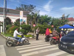 Gelar Wisuda Di UIN Samata, Polsek Somba Opu Gowa Lakukan Pengaturan Dan Rekayasa Jalan 