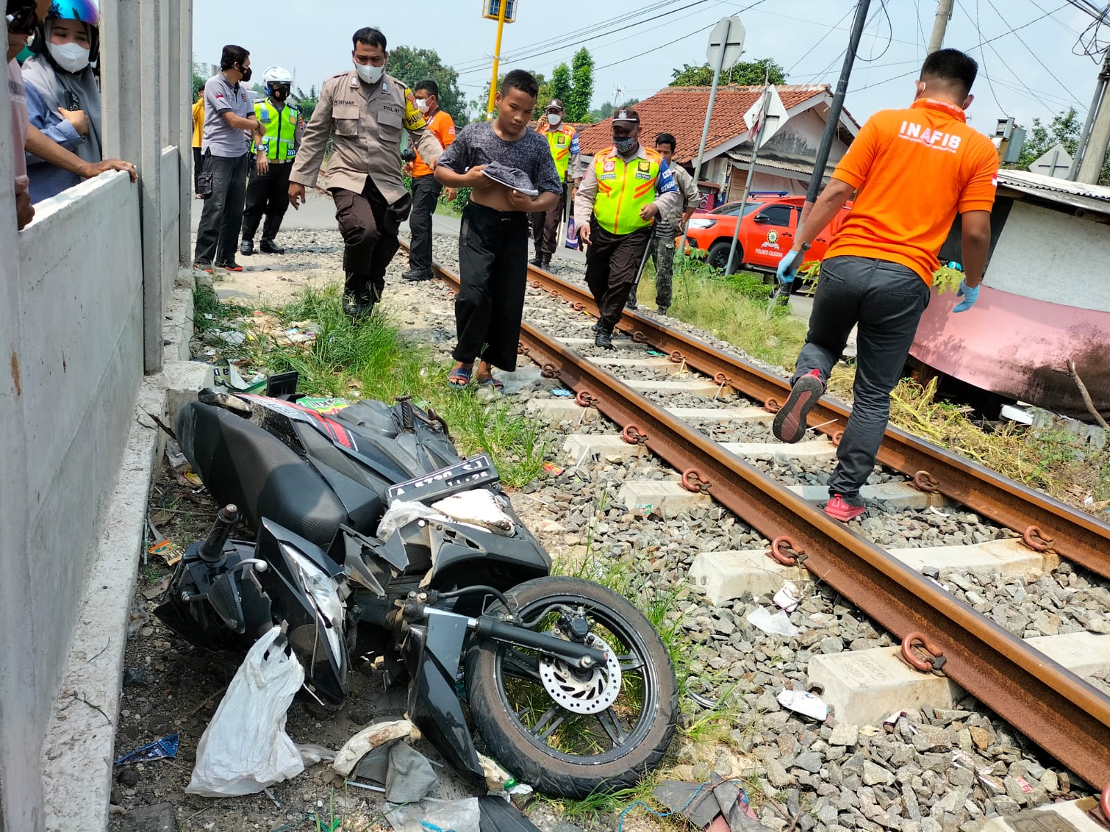 Tertabrak Kereta, Personel Polsek Ciwandan Polres Cilegon Polda Banten Evakuasi Korban