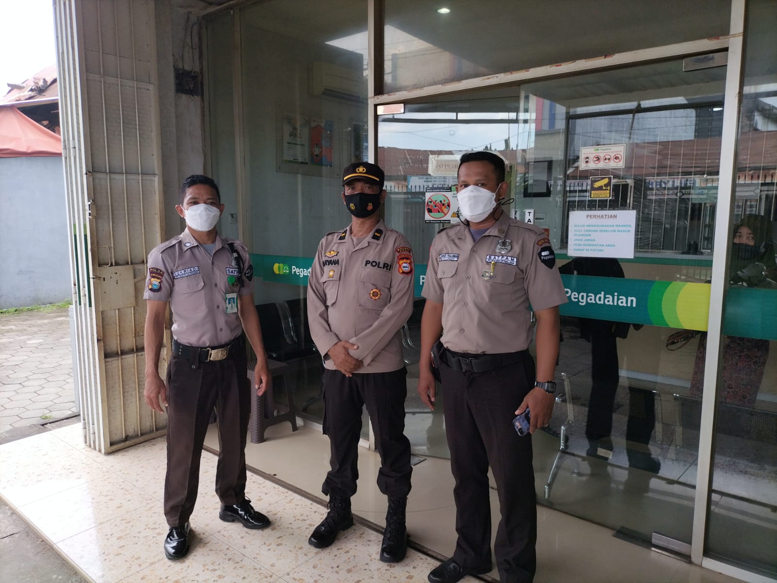 Panit Binmas Sambangi Pegadaian Syekh Yusuf Dan Memberikan Himbauan Kepada Security Kantor