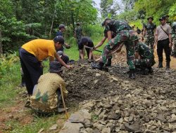 Dibawah Terik Panas Matahari, Satgas TMMD 113 Kodim 0601/Pandeglang Bersama Warga Tetap Semangat Dalam Bekerja