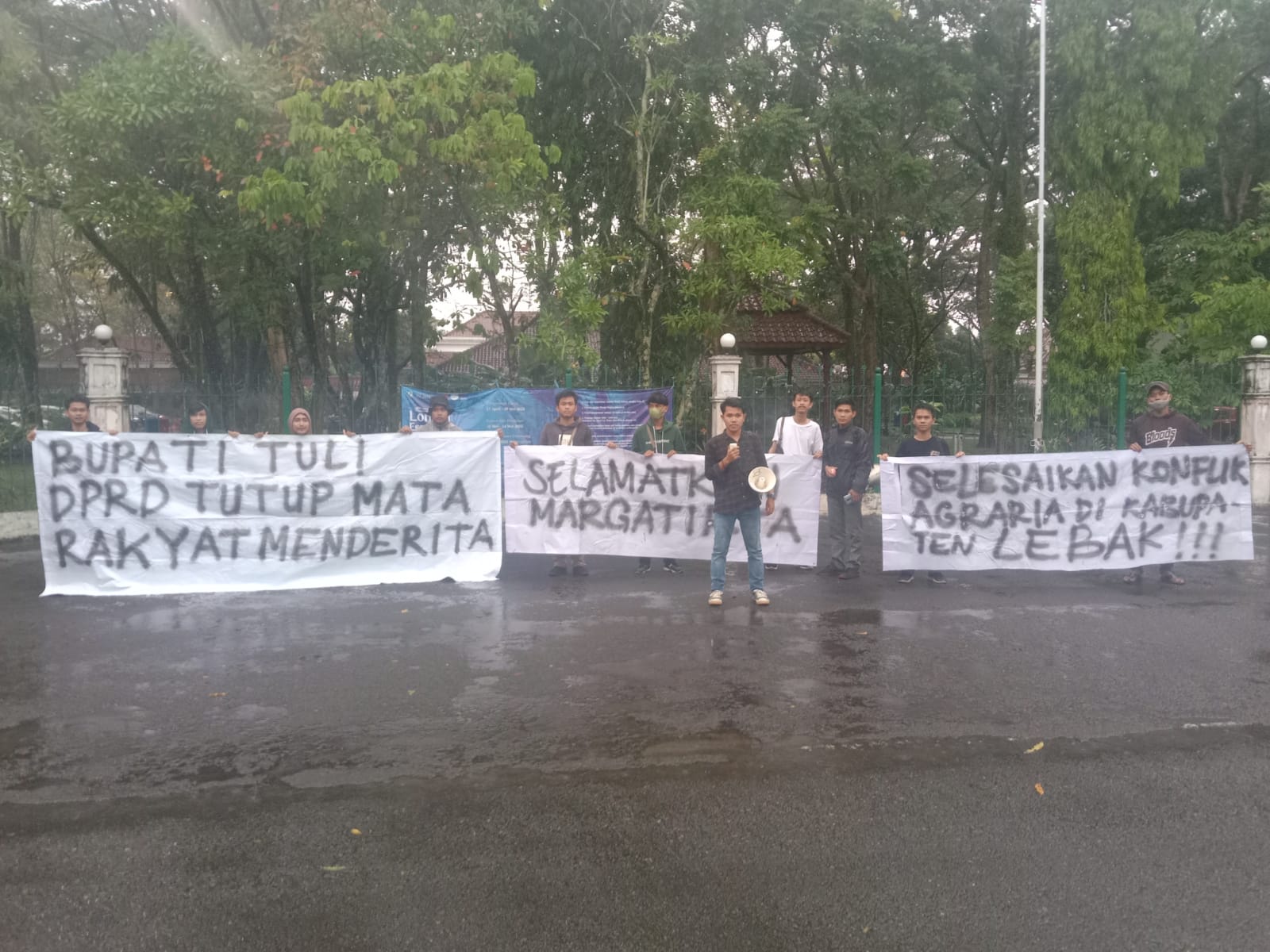 Masyarakat Margatirta Lakukan Aksi Demo Dikantor Bupati Kabupaten Lebak