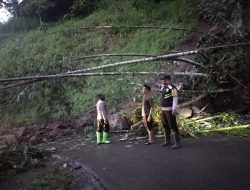 Kapolsek Tombolopao Tinjau Lokasi Longsor di Jalan Penghubung Gowa dan Sinjai Barat