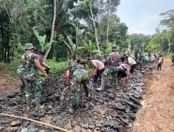 Terlihat Kompak Antara Satgas TMMD Bersama Warga Dalam Pekerjaan