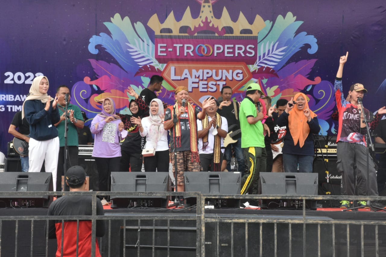 Bupati Lampung Timur M Dalam Rahardjo memberi sambutan dalam acara Social Healing Even E-TROOPERS LAMPUNG FEST
