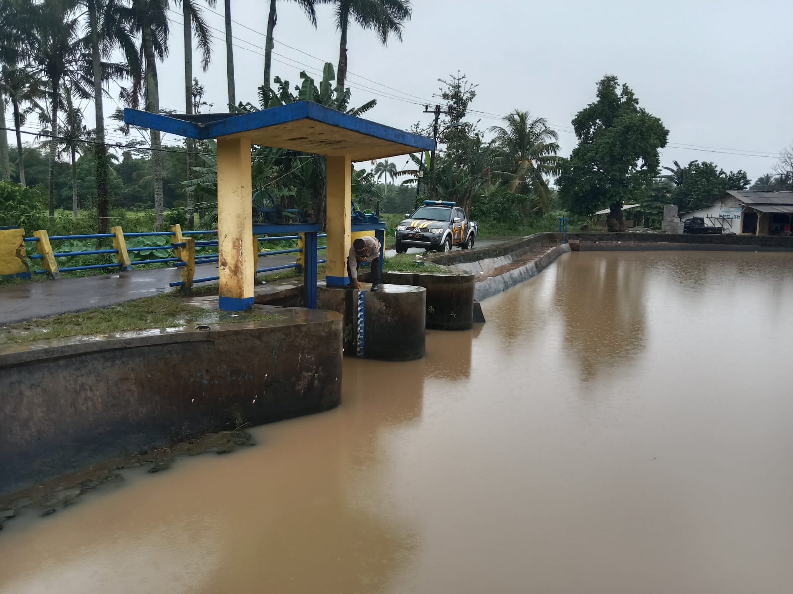 Personil Polsek Melaksanakan pengecekan Debit Air di situ Cilembun Desa Selaraja Kecamatan warunggunung