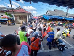 Peduli Sesama, Kasat Binmas dan Personel Polres Belitung Berbagi Nasi Kotak