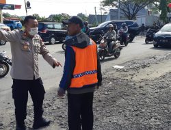 Kapolsek Somba Opu Gowa Berikan Teguran Pada Juru Parkir Dan Menghimbau Agar Disiplin Menjalankan Peranannya