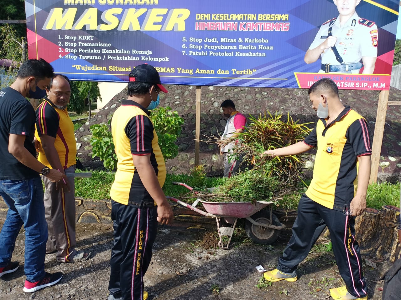 Personel Polsek Parangloe Laksanakan Jumat Bersih di Area Mako