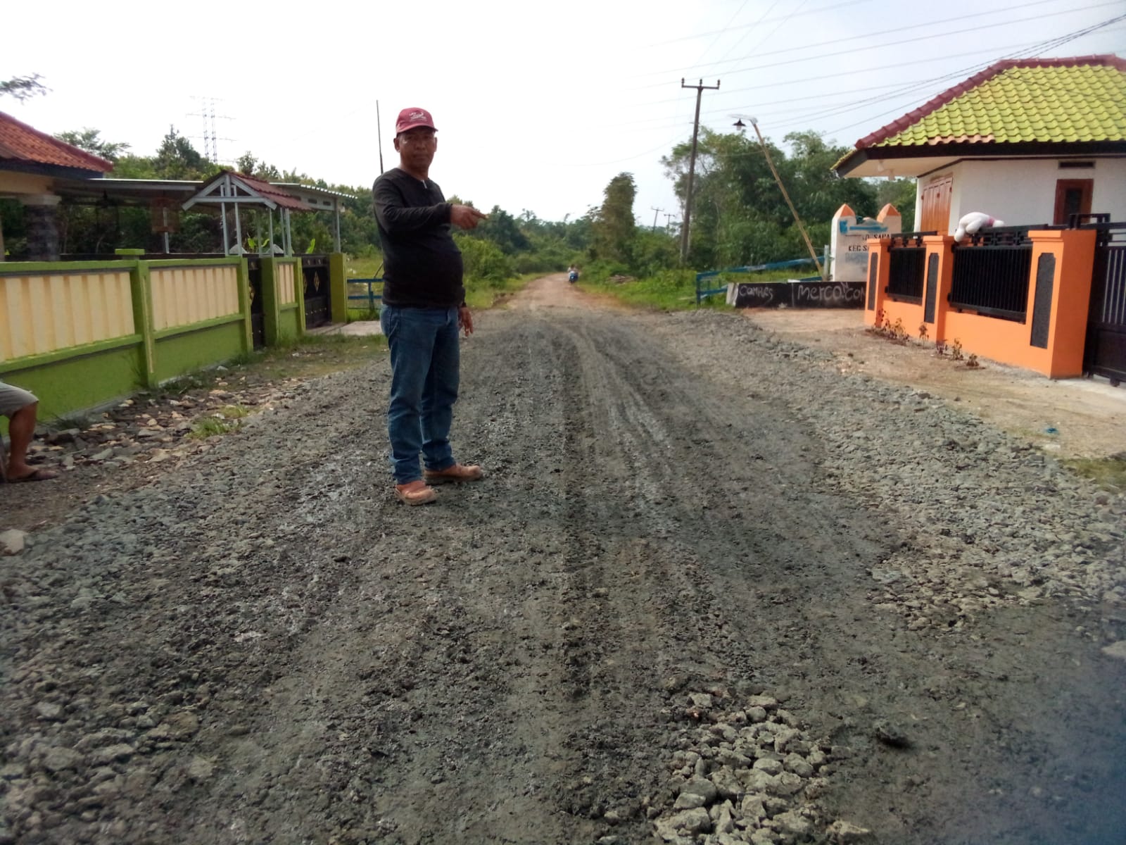 PT Sentosa Jaya Mandiri ( SJM ) Memperbaiki Jalan Poros Desa