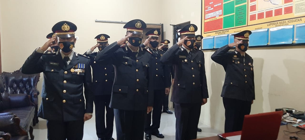 Kapolsek Bersama Para Perwira Peringati Hari Lahir Pancasila Secara Virtual Di Ruangan Jabatan Kapolsek
