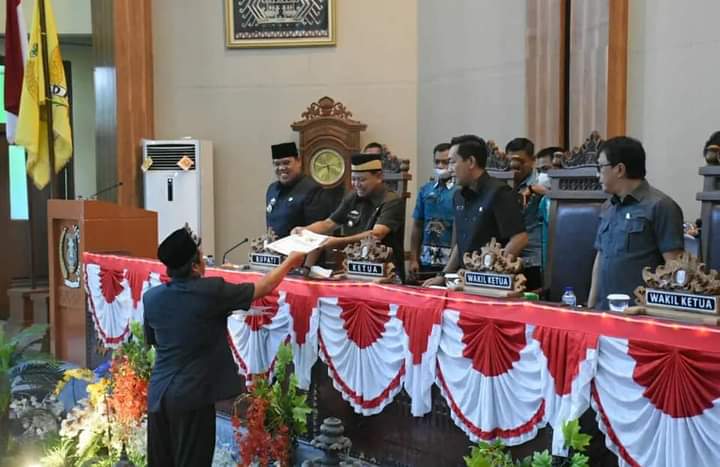 Bupati Lampung Timur, M. Dawam Rahardjo hadiri Rapat Paripurna DPRD.