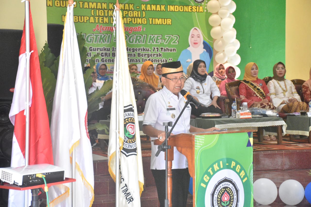 Bupati Lampung Timur M. Dawam Rahardjo Memberi Sambutan Dalam Acara Tasyakuran Memperingati HUT ke-72 Ikatan Guru Tamana Kanak-kanak Indonesia ( IGTKI-PGRI) di Balai Desa Sribhawono