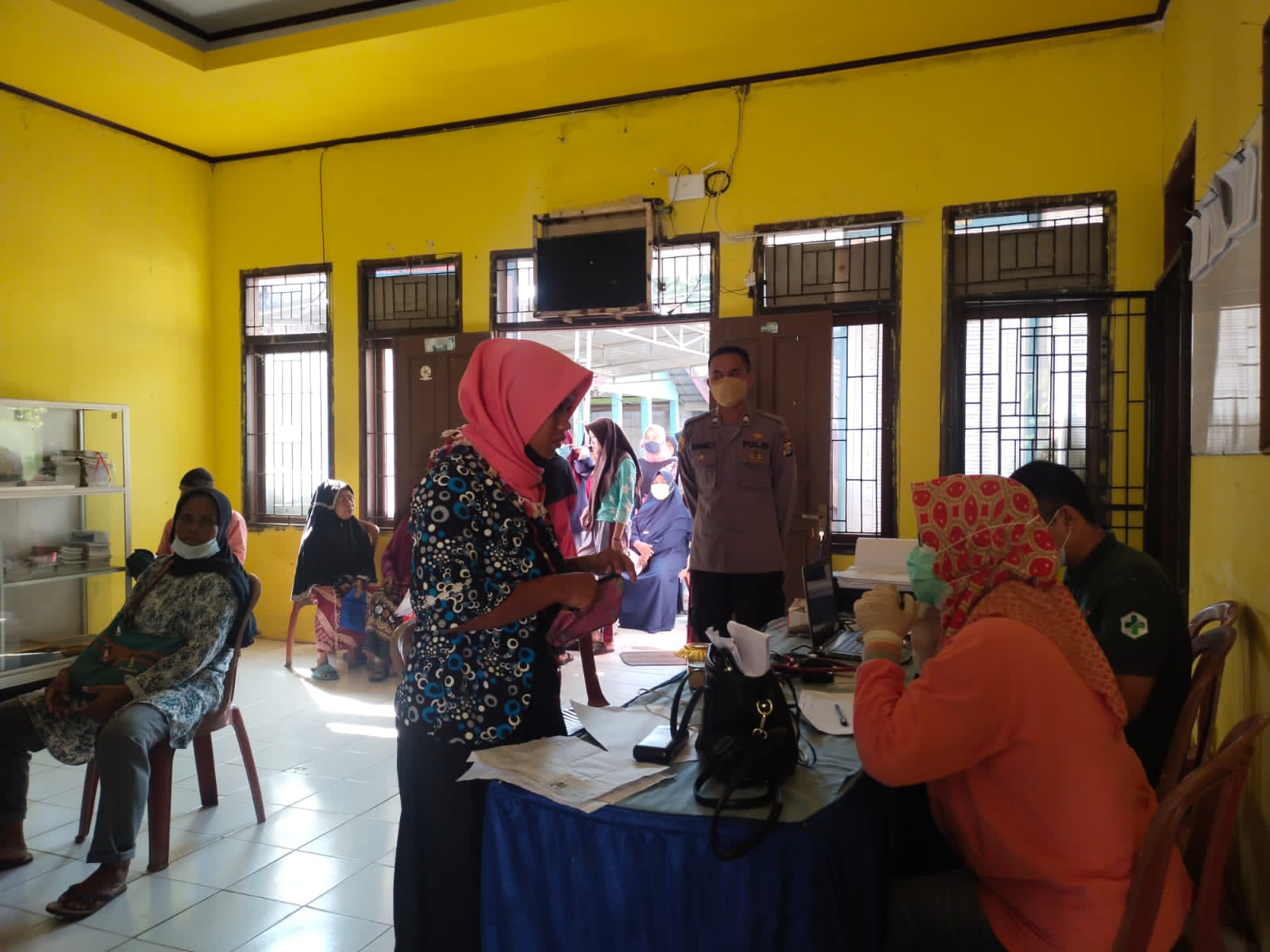 Personil Polsek Warunggunung Monitoring Vaksin Dosis -2 maupun Dosis-3 di desa Jagabaya Kecamatan warunggunung