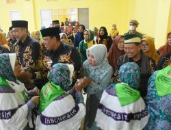 Bupati Lampung Timur M Dawam Rahardjo Memberi Sambutan dan dilanjutkan melepas Pemberangkatan Calon Jamaah Haji Kabupaten Lampung Timur Tahun 2022 Aula Islamic Center