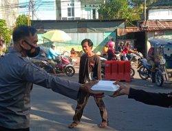 Sambut Hut Bhayangkara Ke 76, Bhabinkamtibmas Polsek Pallangga Berbagi Makanan Siap Saji ke Tukang Becak & Ojek