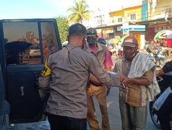 Sambut Hut Bhayangkara Ke 76, Bhabinkamtibmas Polsek Pallangga Berbagi Makanan Siap Saji ke Tukang Becak & Ojek