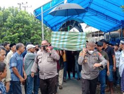 Bentuk Empati, Kapolsek Pallangga Ikut Usung Jenazah Warga Yang Meninggal Dunia