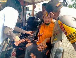 Lihat Semangat Ibu Lansia Ikut Vaksin, Kapolres Gowa Langsung Lakukan Ini