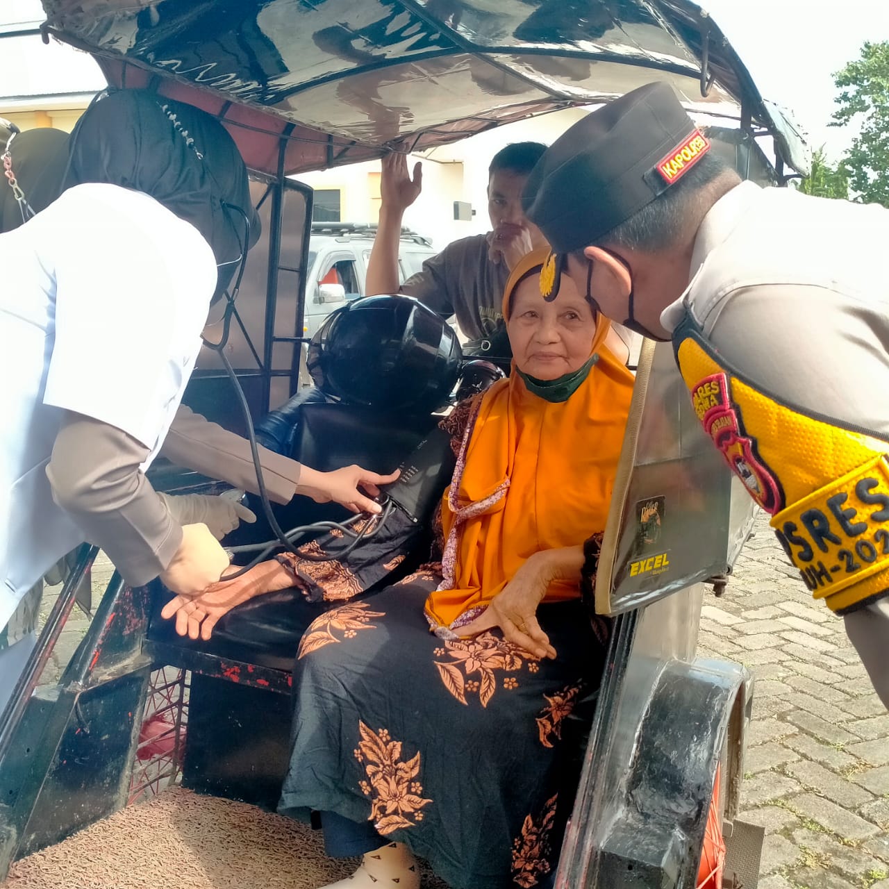 Lihat Semangat Ibu Lansia Ikut Vaksin, Kapolres Gowa Langsung Lakukan Ini