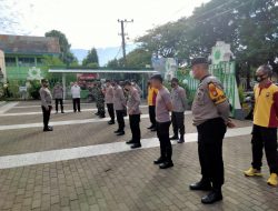 Jelang Hari Bhayangkara Ke 76, Polsek Bajeng Bersama Personel Gabung pupuk kebersamaan Gelar Kerja Bakti di Masjid