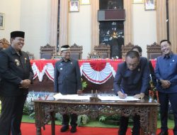 Bupati Lampung Timur M. Dawam Rahardjo menghadiri Rapat Paripurna DPRD Kabupaten Lampung Timur Dalam Acara Pengambilan Keputusan Terhadap Laporan Pertanggungjawaban Pelaksanaan Anggaran (LPPA)