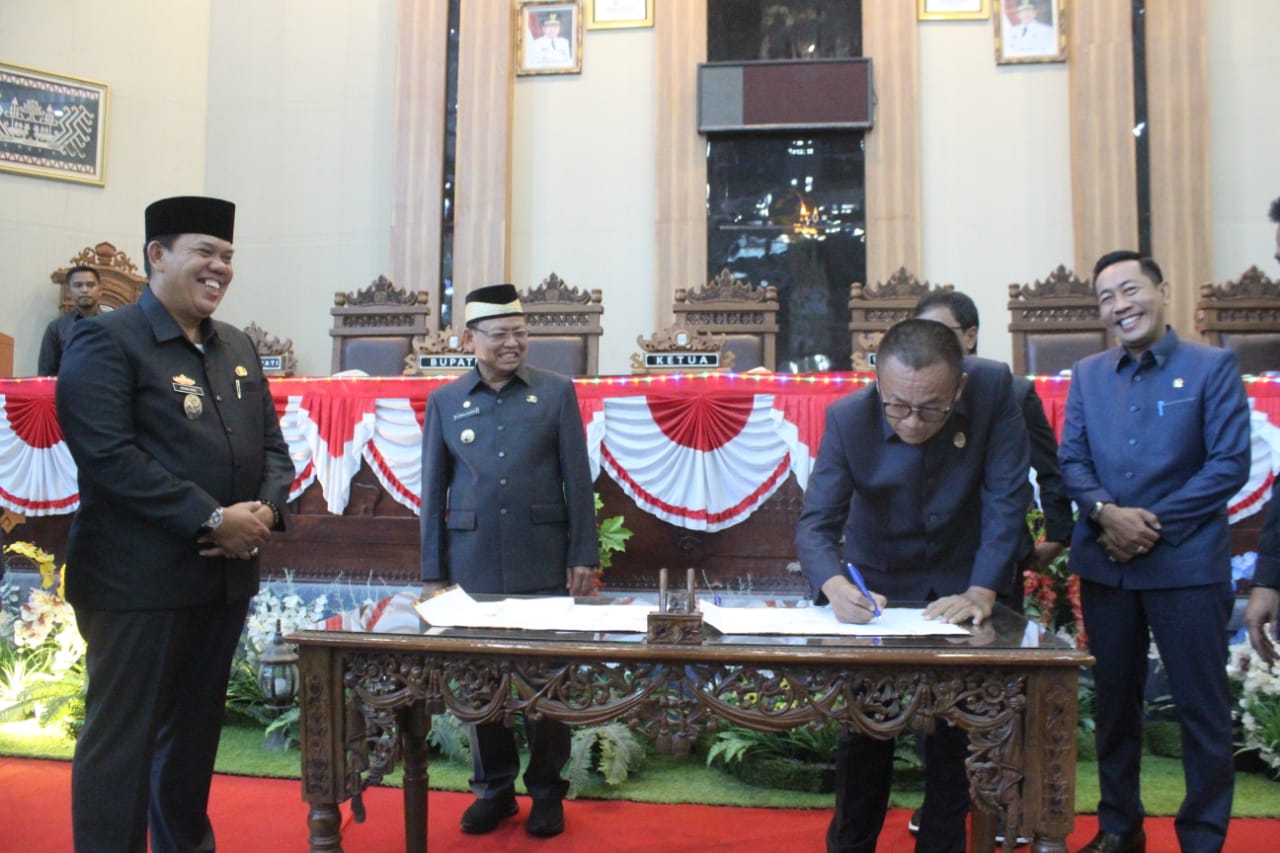 Bupati Lampung Timur M. Dawam Rahardjo menghadiri Rapat Paripurna DPRD Kabupaten Lampung Timur Dalam Acara Pengambilan Keputusan Terhadap Laporan Pertanggungjawaban Pelaksanaan Anggaran (LPPA)