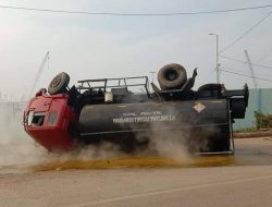 Truk Tanki Terguling 12 Ton Zat Berbahaya Tumpah ke Jalan, Satlantas Polres Cilegon Evakuasi Kecelakaan