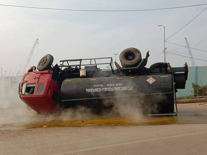 Truk Tanki Terguling 12 Ton Zat Berbahaya Tumpah ke Jalan, Satlantas Polres Cilegon Evakuasi Kecelakaan