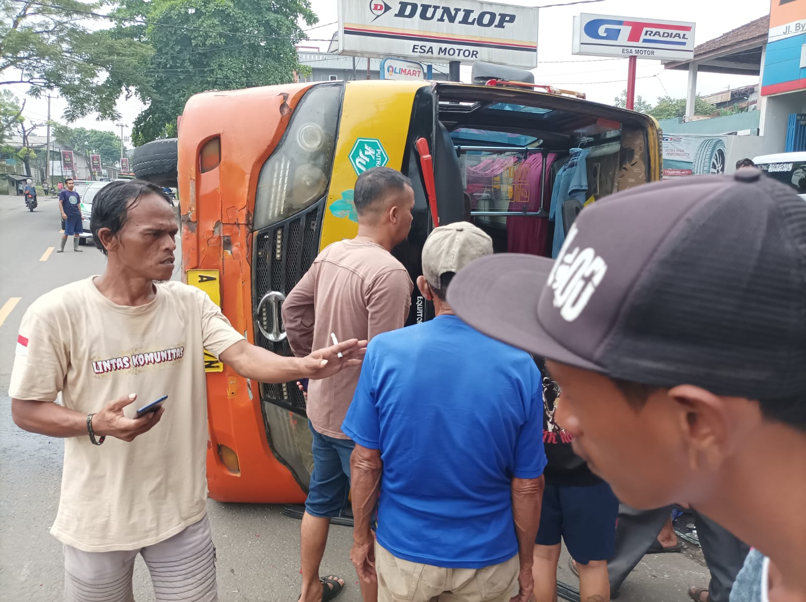 Bus terguling di Cibadak, Satlantas Polres Lebak Evakuasi Korban