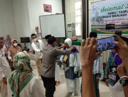 Polres Gowa Bersama Jajaran Polsek Somba Opu Lakukan Pengamanan Pemberangkatan Calon Jamaah Haji Kloter 16 Kab Gowa