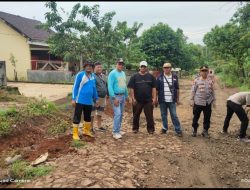 Camat, Lurah dan Kapolsek beserta warga kasui pasar lakukan gotong royong