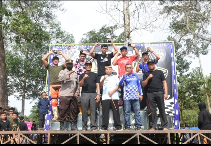 Bupati Lampung Timur memberi sambutan dalam acara penutupan Kejuaraan Super Gastrack Tahun 2022 Sirkuit Gastrack Wonosari Indah Desa Wonokarto Kecamatan Sekampung