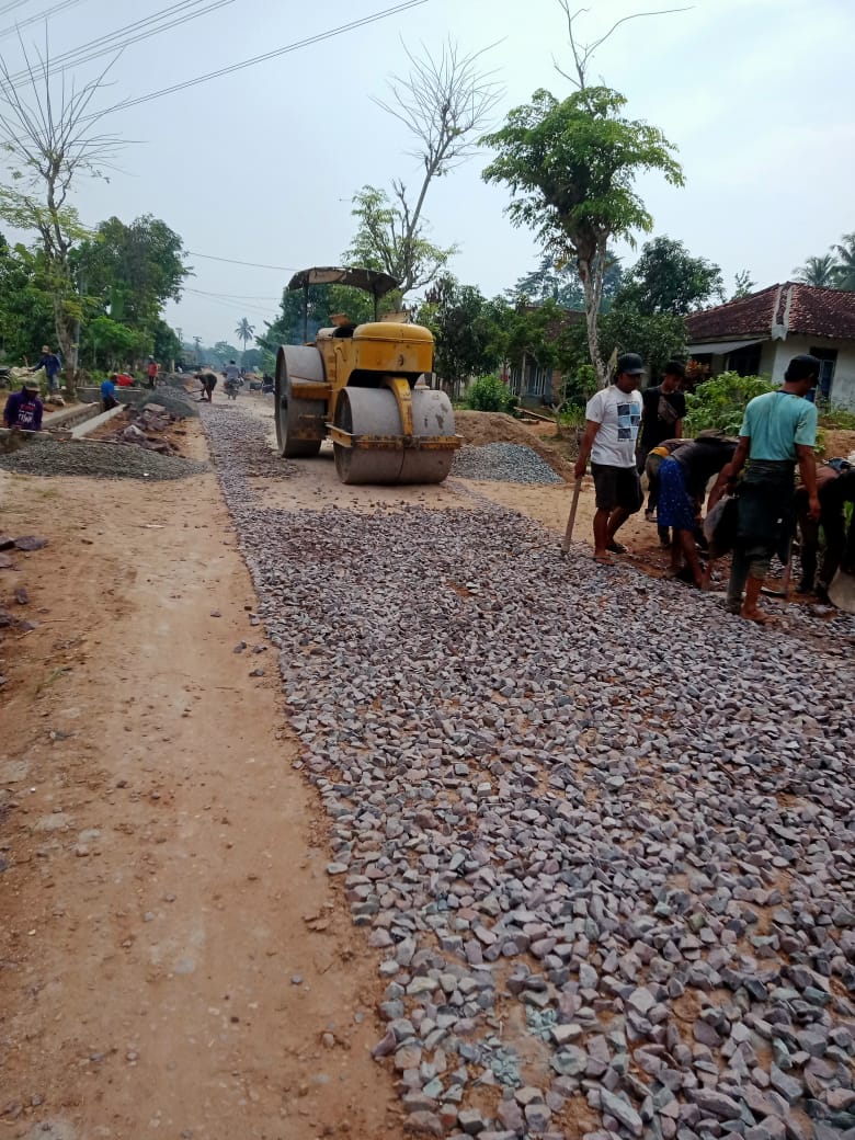 Jalan kabupaten di desa Trimulyo sampai Budi lestari kecamatan Tanjung bintang di bangun tanpa papan proyek diduga proyek siluman