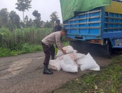 Selain Jaga Keamanan, Bhabinkamtibmas Polsek Tompobulu Bantu Angkat Karung Pupuk Organik Milik Warga Binaannya