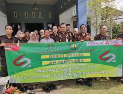 Sambut HBA Ke-62, Kejari Belitung Bersama IAD Salurkan Bantuan Sembako pada Masyarakat