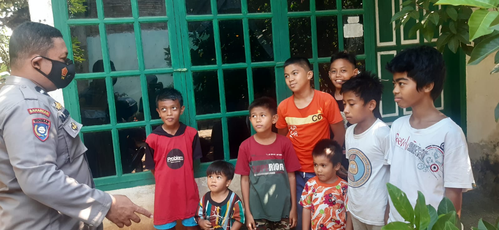 Agar Lebih Dekat, Bhabinkamtibmas Polsek Somba Opu Temui Anak-Anak di Wilayah Binaannya
