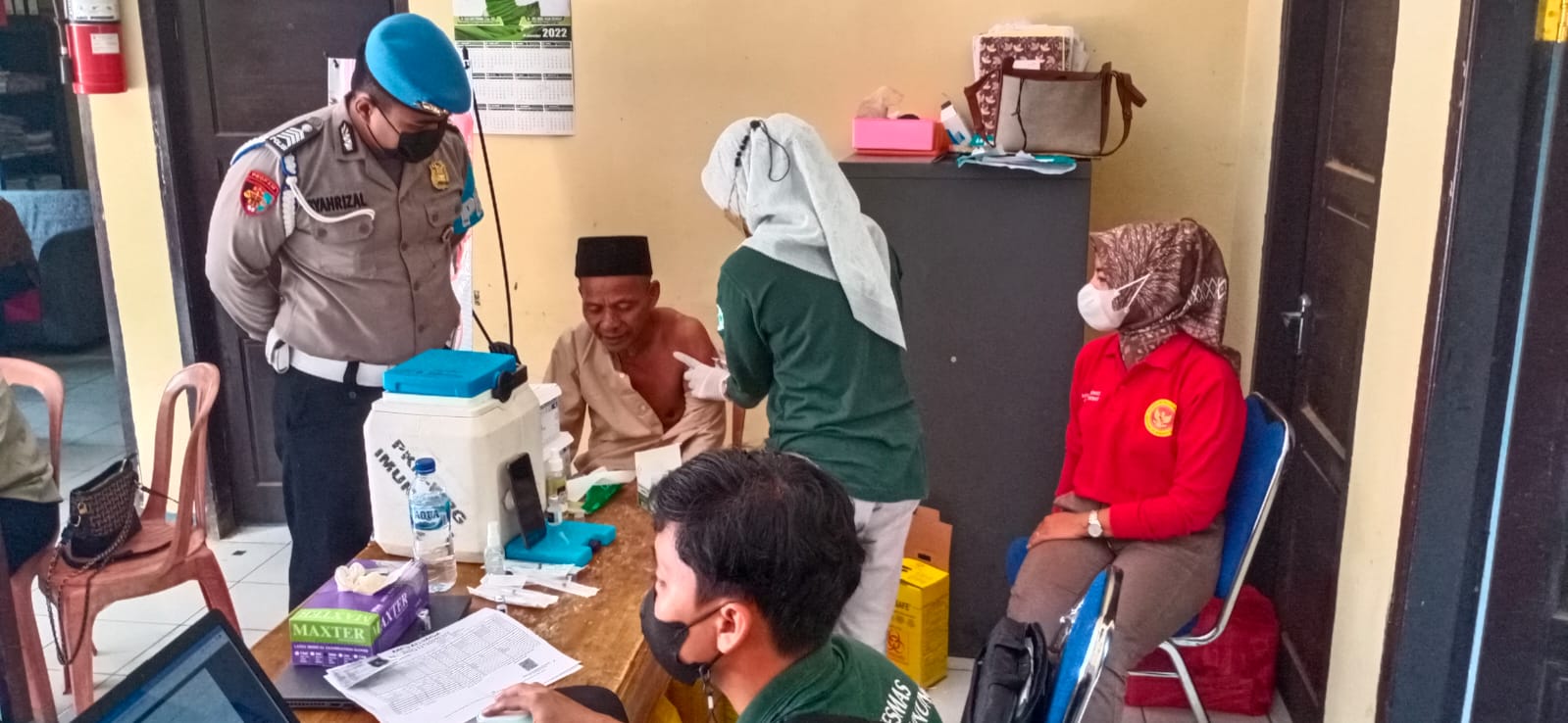 Personil Polsek Warunggunung Monitoring Vaksinasi Massal Booster, di desa Sukarendah Kecamatan warunggunung
