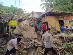 Akibat Pohon Tumbang Empat Rumah Warga Hancur Kapolsek Cimarga Polres Lebak Bersama Anggota Turun Langsung Ke TKP