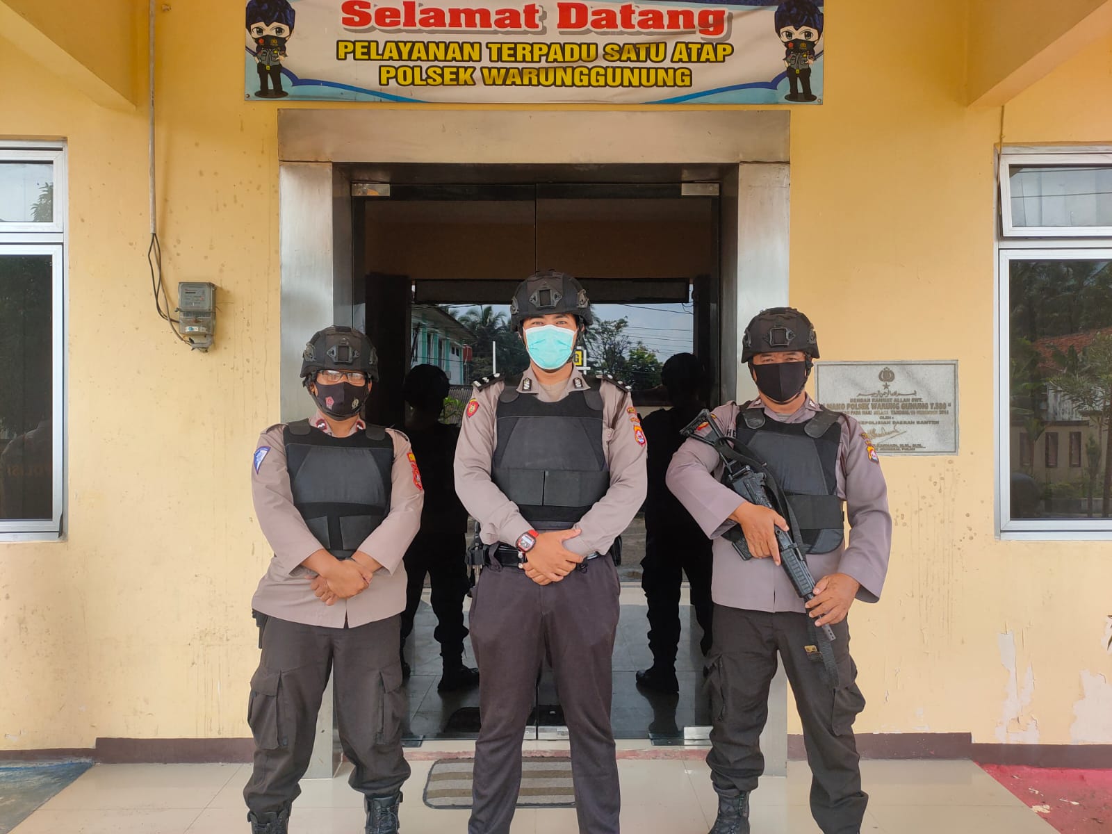 Personil Polsek warunggunung Polres Lebak Melaksanakan Pengamanan penjagaan Mako