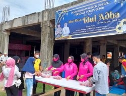 Idul Adha 1443 H, Kapolres Gowa Serahkan Daging Kurban Kepada Masyarakat 