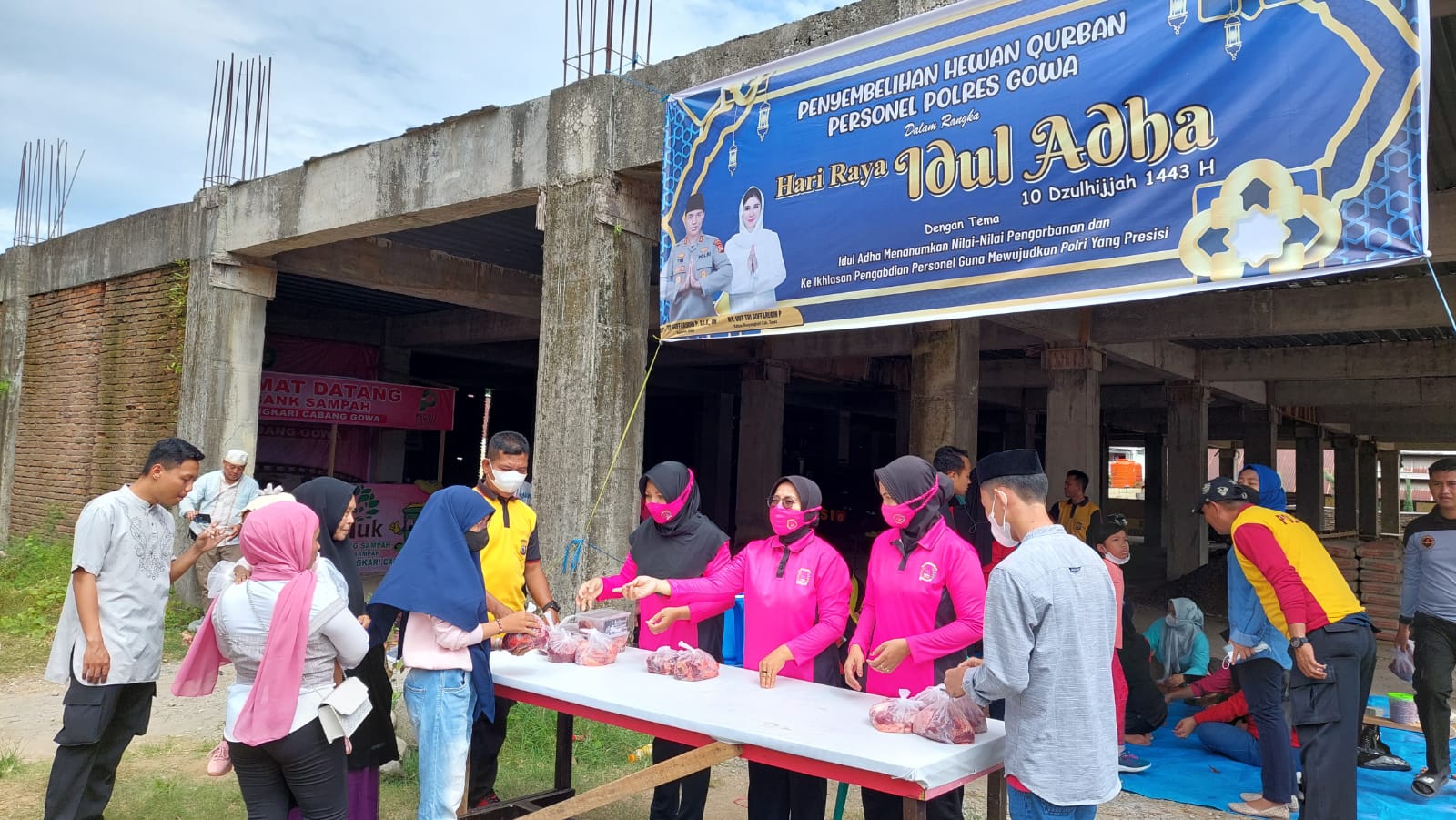 Idul Adha 1443 H, Kapolres Gowa Serahkan Daging Kurban Kepada Masyarakat 