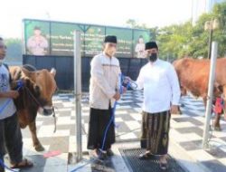 Polda Jatim Gelar Sholat Ied dan Salurkan Hewan Qurban