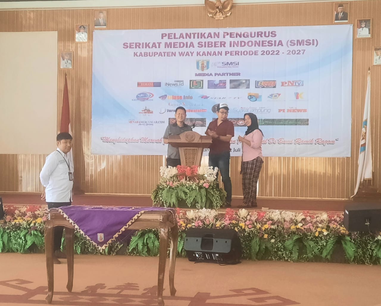 Sekretaris Serikat Medis Siber Indonesia Kabupaten Way Kanan cek persiapan acara pelantikan di GSG