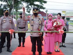 Tiba di Polres Bengkayang, AKBP Dr. Bayu Suseno Disambut Tradisi Potong Bambu dan Tarian Adat