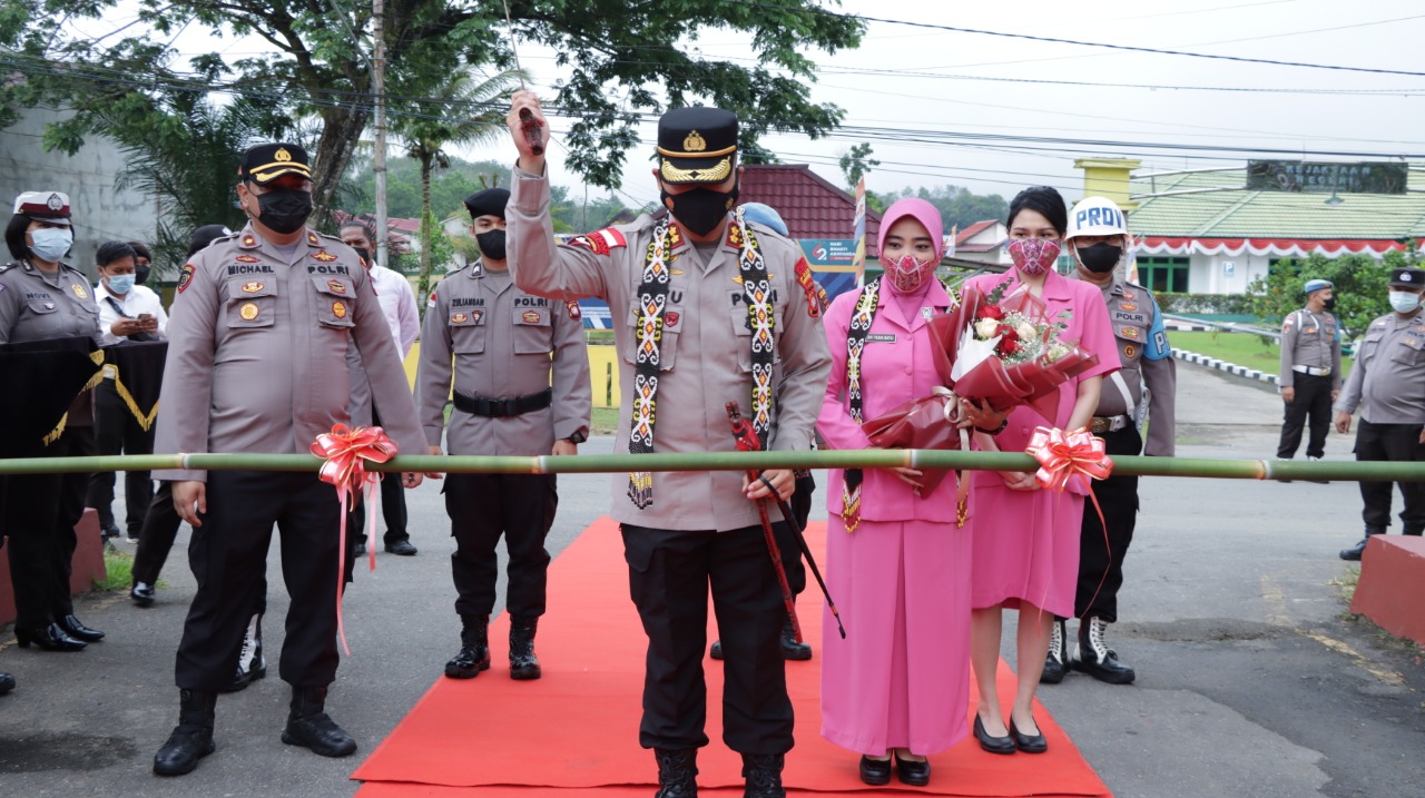 Tiba di Polres Bengkayang, AKBP Dr. Bayu Suseno Disambut Tradisi Potong Bambu dan Tarian Adat