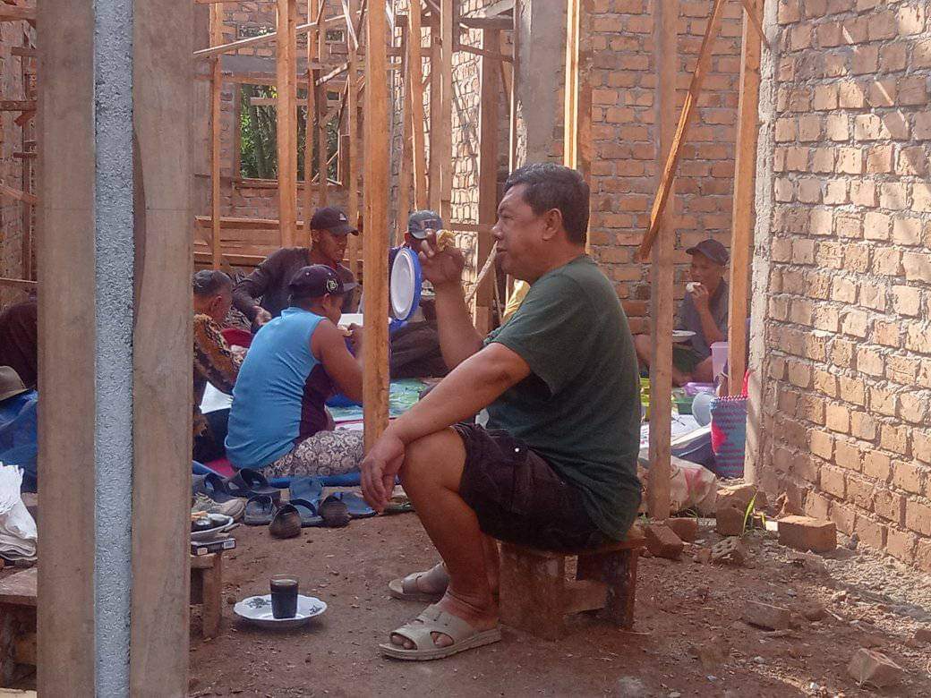 Kepala Kampung Tanjung Bulan Gotong Royong Bersama Pembangunan Rumah Salah Satu Warganya
