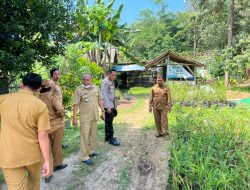 Kapolsek warunggunung Polres Lebak Bersama Forkopincam meninjau lahan kosong dimanfaatkan untuk tanaman yang menghasilkan