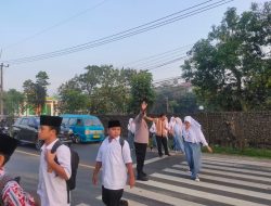 Kasi Humas Polsek Warunggunung Polres Lebak malaksanakan pengaturan Lalulintas di SMK MHI ( Mulia Hati Insani