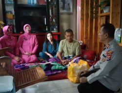 Bentuk Kepedulian Kapolsek Bayah Polres Lebak Beserta Ketua Bhayangkari Cabang Bayah Jenguk Anggota Yang Sakit